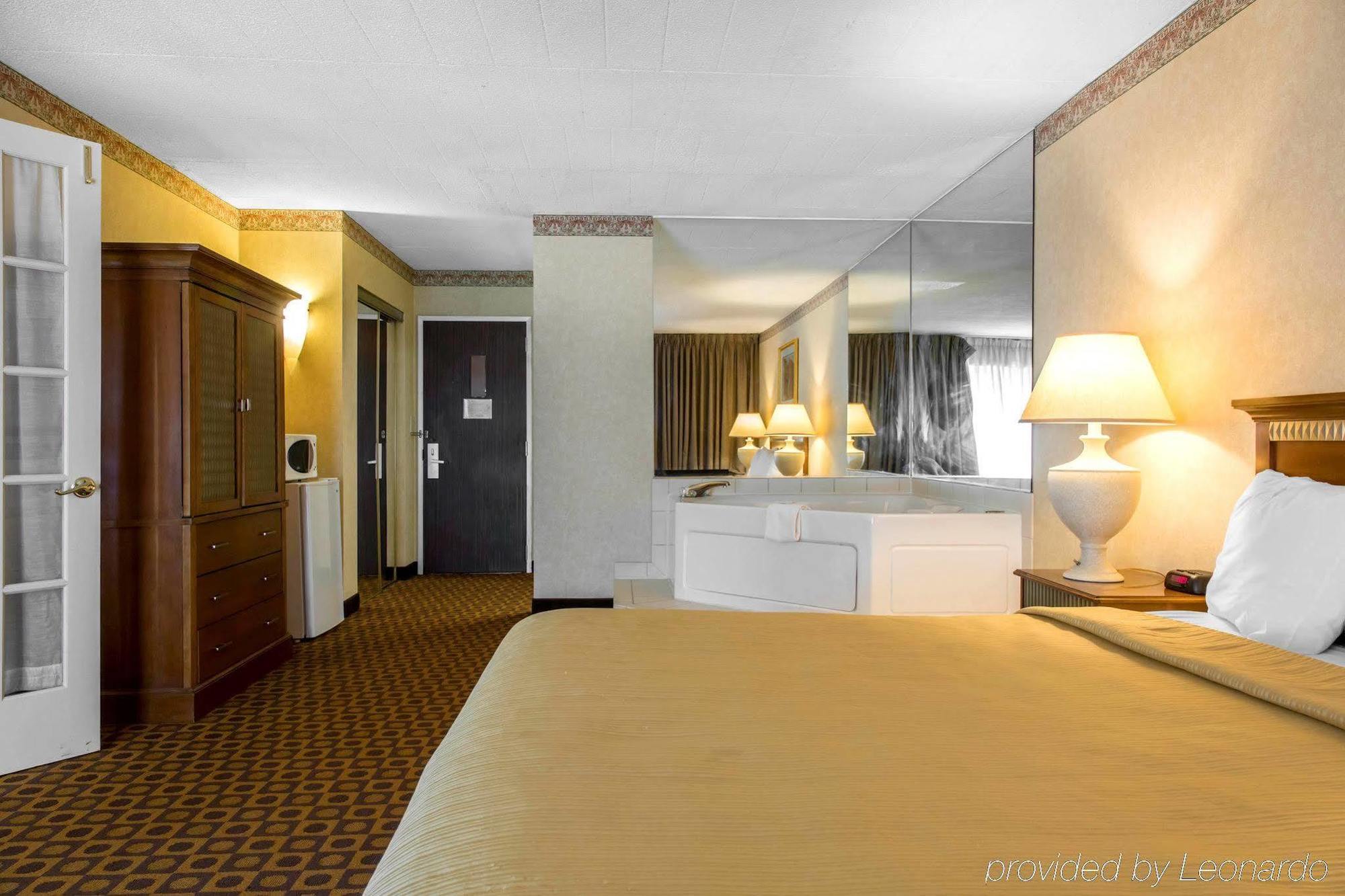 Quality Inn Windsor Locks Buitenkant foto