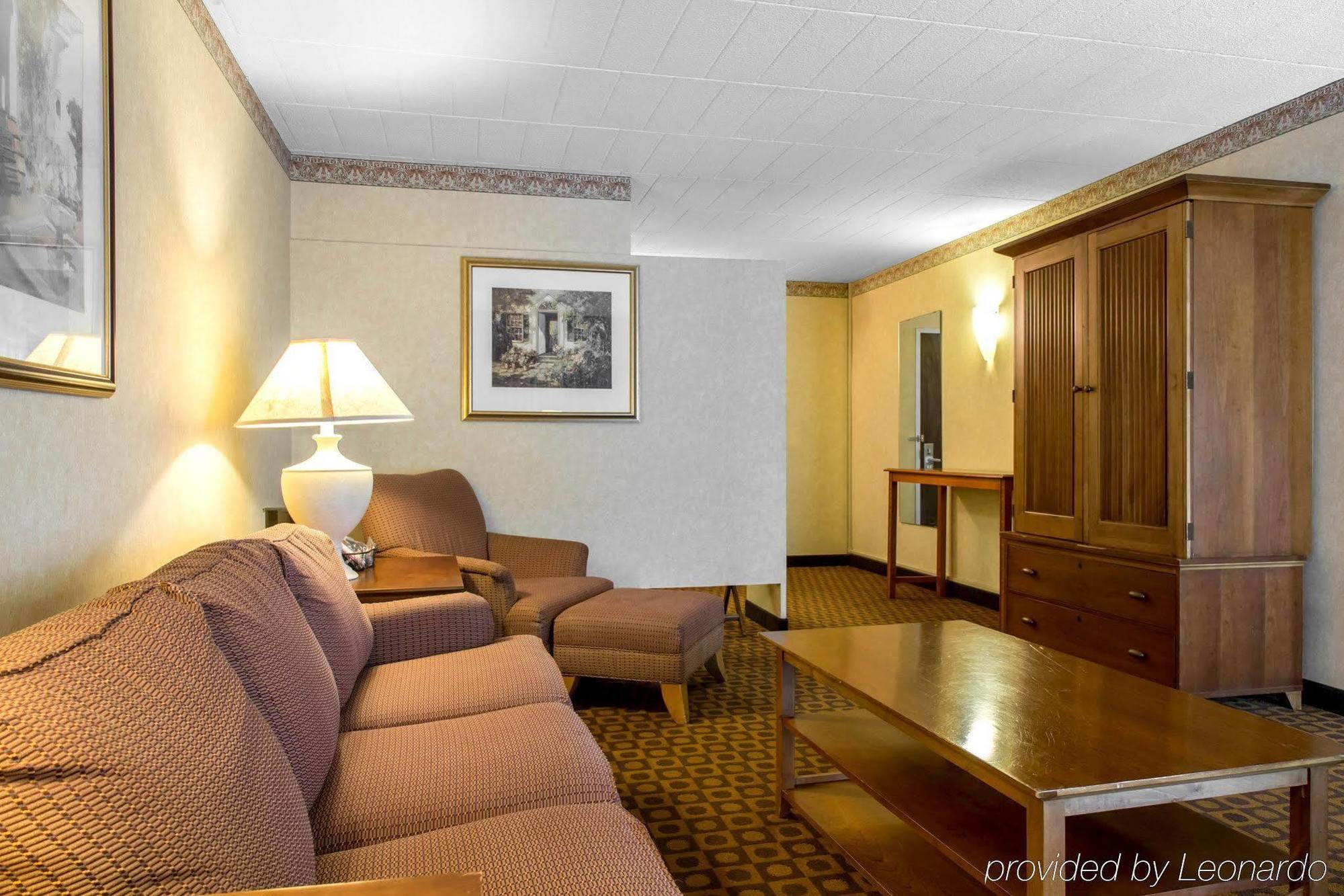 Quality Inn Windsor Locks Buitenkant foto